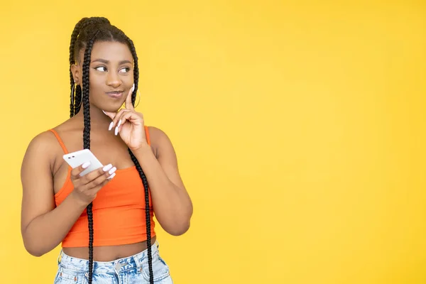 Τηλέφωνο αναλογιστείτε κινητό ανατροφοδότηση περίεργος afro γυναίκα — Φωτογραφία Αρχείου