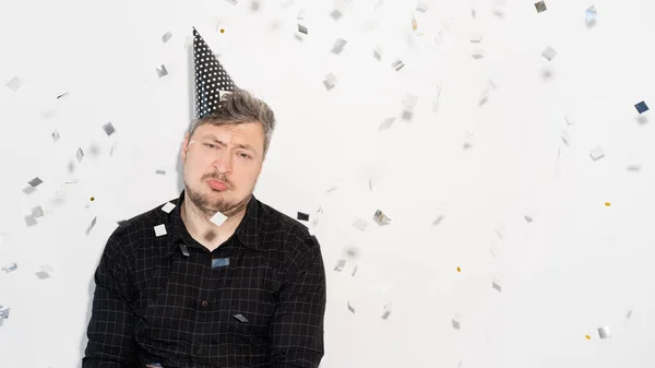 Slecht feest eenzaam verjaardag man confetti banner — Stockfoto