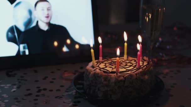 Glückwunsch zum Geburtstag Video Gratulationstorte verschwimmen Kerl — Stockvideo