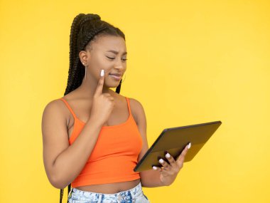 İnternet spam aygıtı sorunu Afro kadın tableti