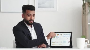 İş sunumu yakışıklı adam iş danışmanlığı