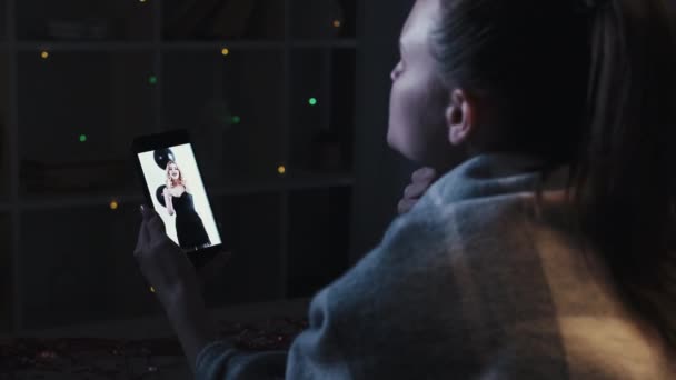 Xmas video çağrısı mesafe kutlama kadın telefonu — Stok video