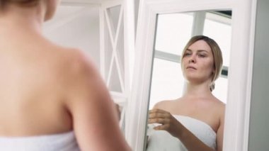 Makyaj temizleyici yüz temizleyici kadın yüzü