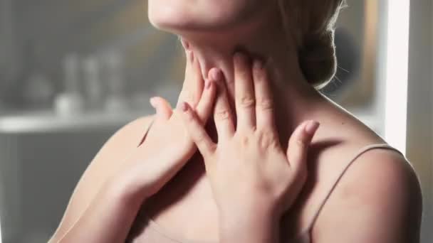 Anti-aging massage hudens elasticitet kvinde hals – Stock-video