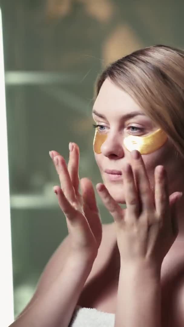 Göz altı nemlendirici kolajen pedleri kadın bantları — Stok video
