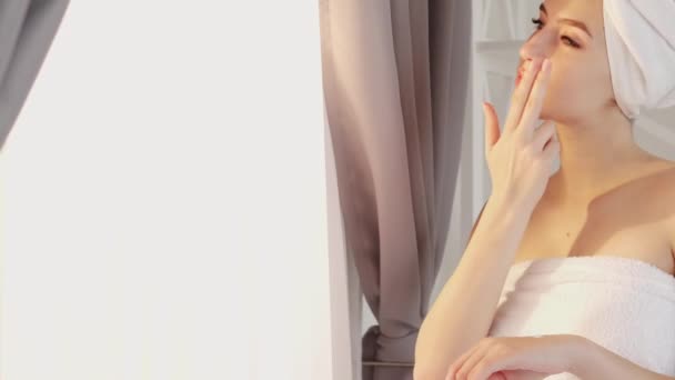 Pielęgnacja twarzy leczenie skóry ładna kobieta krem twarz — Wideo stockowe