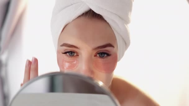 Відновлювальні подушечки під маскою для очей жіночі плями шкіри — стокове відео