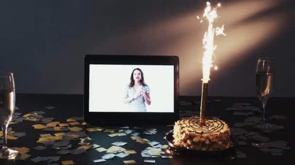 온라인에서 생일 케이크와 함께 토스트를 먹는 여성 — 비디오