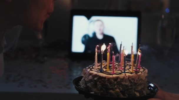 Szczęśliwy rocznica para online świętowanie ciasto — Wideo stockowe