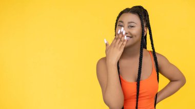 Minnettar kadın gururu okşanmış bir Afrikalı.