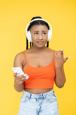 Kötü müzik listesi Afrikalı kadın kulaklıklarından hoşlanmıyor.