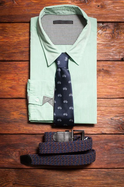 Мужская рубашка, галстук и ремень — стоковое фото