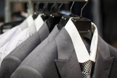 erkek takım elbise dolabında asılı satır.