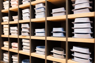 erkek giyim mağazası çeşitli gömlek