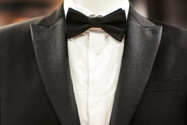 Siyah smokin ve kravat manken üzerinde