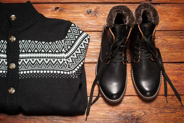 Warme Herren Lederstiefel und Pullover — Stockfoto