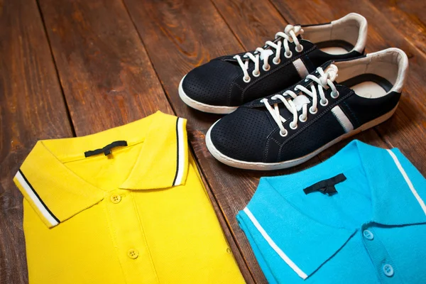 Conjunto de camisetas masculinas coloridas e sapatos esportivos — Fotografia de Stock
