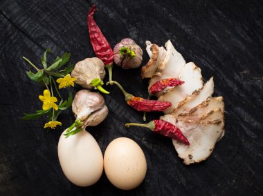 Pastırma, yumurta, biber ve sarımsak 