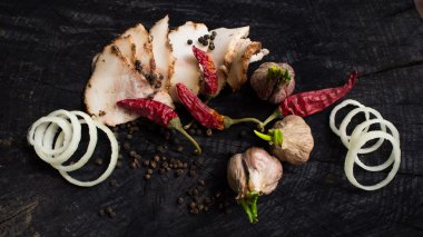 Pastırma, soğan, biber ve sarımsak 