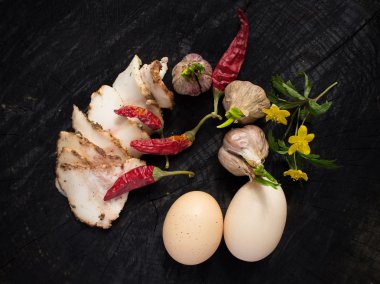 Pastırma, yumurta, biber ve sarımsak 