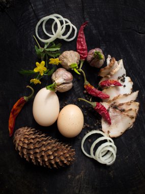 Pastırma, sarımsak, yumurta, soğan, koni ve biber
