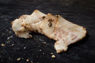 Karanlık mutfak masasında salo iştah açıcı dilim yalan