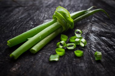 demet yeşil soğan koyu arka plan üzerinde