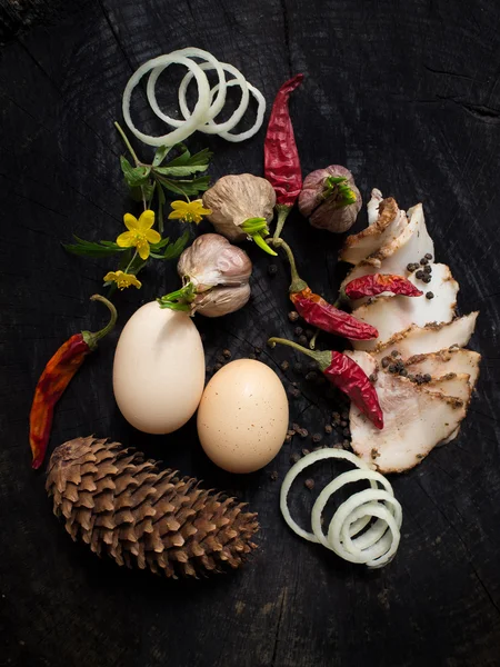 Pastırma, sarımsak, yumurta, soğan, koni ve biber