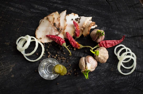 Pastırma, sarımsak, soğan, biber ve votka 