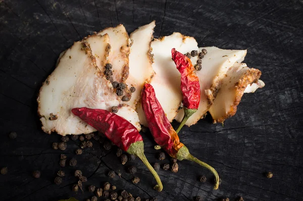 Salo baharat ve kırmızı biber ile 