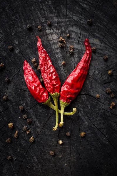 Pimenta vermelha quente e pimenta preta — Fotografia de Stock