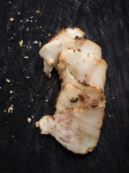 Karanlık mutfak masasında salo iştah açıcı dilim yalan