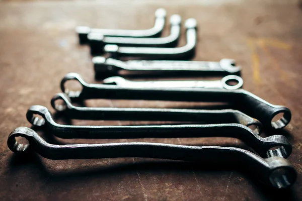 Набор ключей на ржавом темном металлическом фоне — стоковое фото