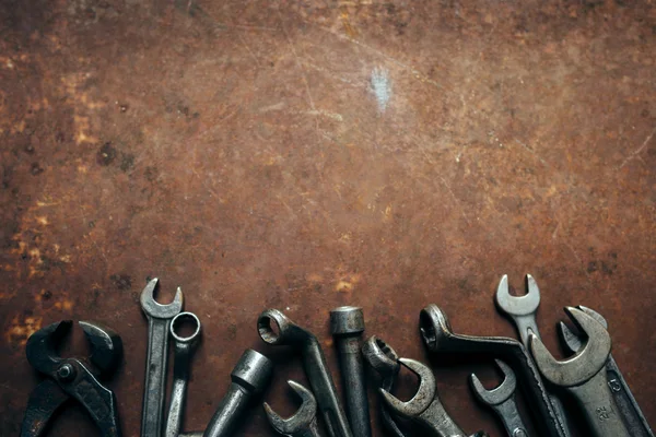 Kit de ferramentas em um fundo de metal velho enferrujado — Fotografia de Stock