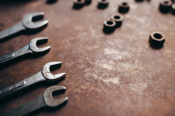 Schraubenschlüssel und Muttern Metall Hintergrund — Stockfoto