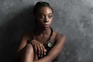 dört gözle etnik kolye siyah kadınla