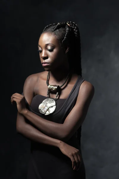 Schöne nachdenkliche schwarze Frau mit einer ethnischen Halskette — Stockfoto