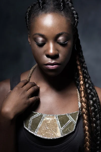 Moda reflexiva mujer africana con collar de cerámica — Foto de Stock