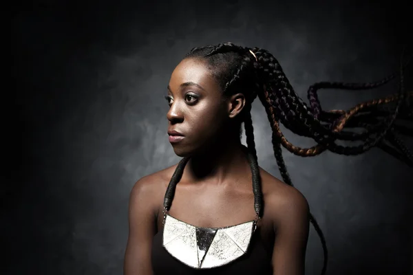 Mujer negra con las trenzas largas voladoras — Foto de Stock