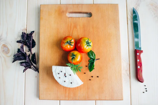 Comida italiana: tomates, queso, albahaca —  Fotos de Stock