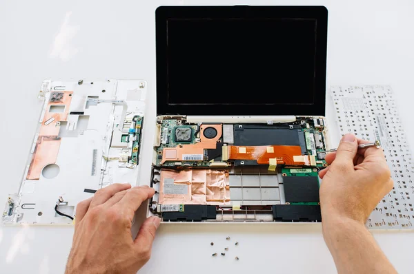 Garancia a laptop (pc számítógép karbantartása) — Stock Fotó