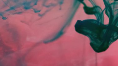 Pigment dumanı. Su damlacıklarını boya. Renk damlatan kıvırcık akışı çözünmüş pembe sıvı. Turkuaz sanat dumanı girdap karışımı arkaplan dokusu.