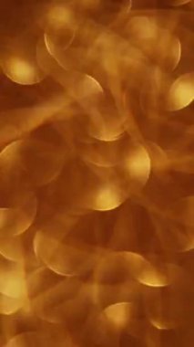 Dikey video. Köpüklü çelenk. Odaklanamayan altın şenlik. Parlak sarı renkli yanıp sönen daireler soyut Bokeh ışığı üzerinde hareket eden bulanık modern arkaplan.