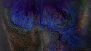 Parlak. Görüntü pırıltısı damlıyor. Odaklanmamış mavi bronz mor renkli ıslak desen su demeti soyut koyu siyah arkaplan üzerine dökülüyor..