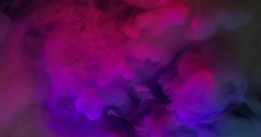 Neon sis sanatı. Boya sisi dokusu. Bulanık pembe mavi renk parıltılı gökkuşağı su bulutu akrilik arka planda yayılıyor.