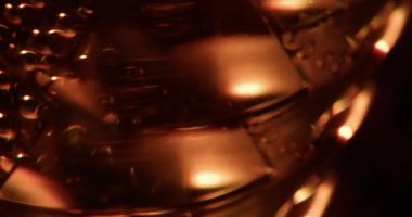 Odaklanamayan altın parıltı. Parlak bir doku. Soyut parlaklıkta turuncu renkli parlak folyo parıltısı sanat eseri aydınlatmış görsel gradyan arka plan.