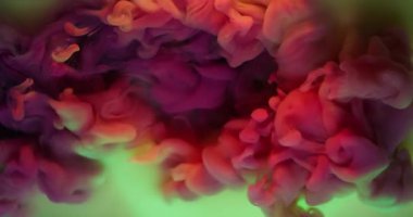 Renkli mürekkep karışımı. Duman dokusu dök. Bulanık pembe yeşil parıltılı gökkuşağı su tanecikleri soyut arkaplana yayılan bulut parçacıkları.