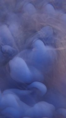 Dikey video. Sis rengi. Sıvı mürekkep. Odaklanmamış mor buhar dokusu ruhani dalga su akışı soyut sanat üzerinde yüzüyor koyu siyah arkaplan.