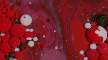 Parlak boya. Mürekkep sıvısı. Bulanık kırmızı, mor, renkli, parlak damlacıklar. Soyut, yaratıcı akrilik arka planda yağ dokusu sıvısı..