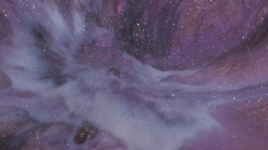 Sıçrama boyası. Parlak sıvı. Soyut yaratıcı arka planda yüzen odaksız mor mavi renk sim deseni ıslak parçacıklar.